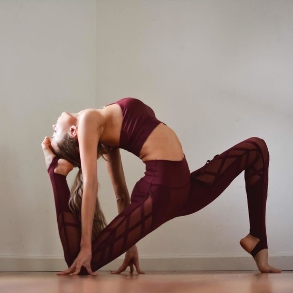 ALO Yoga High Waist Wrapped Stirrup Leggings Like New in XS Color Black Cherry